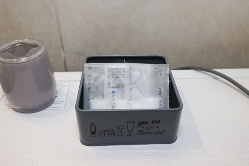 ViOletta hotel bathroom amenities in CasettAmare apartment, Lido di Ostia with toiletries organizer and cup