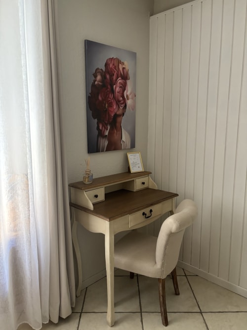 Élégant bureau de coiffeuse avec chaise crème et œuvre florale rouge dans la chambre Mimosa au Mas des Vignes, Drôme Provençale
