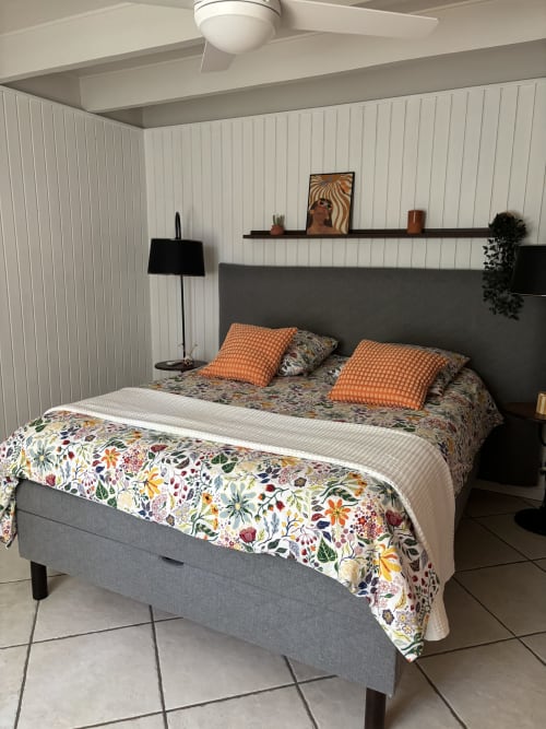 Chambre Mimosa à la Maison d'hôtes Le Mas des Vignes, Drôme Provence, avec lit queen-size, linge coloré et oreillers orange
