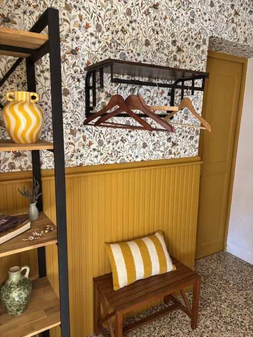 Alcôve élégante avec lambris jaune, papier peint floral, banc en bois à Maison d'hôtes Le Mas des Vignes