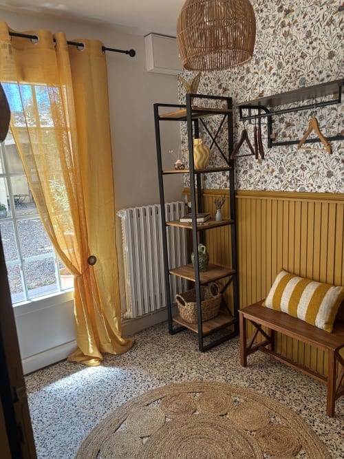 Chambre Mimosa à la Maison d'hôtes Le Mas des Vignes, Drôme Provençale, avec rideaux jaunes, banc en bois et papier peint fleuri