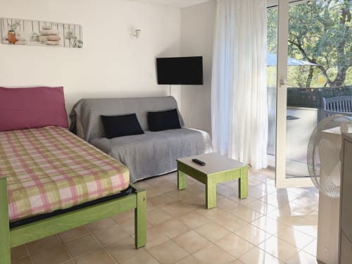Appartement Vallon des Sources à Digne-les-Bains avec lit, canapé, TV et accès à terrasse vue montagne