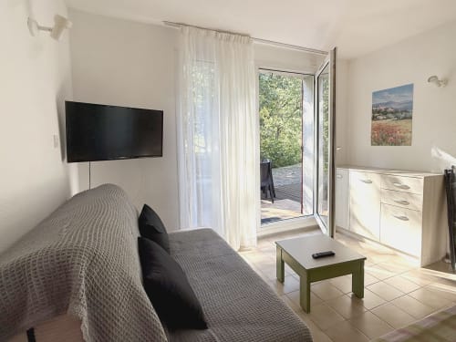 Studio lumineux à Digne-les-Bains avec lit, TV, accès terrasse, vue montagne et équipements modernes