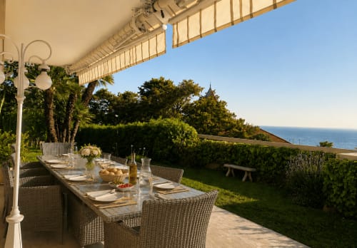 Élégante terrasse de Cannes avec vue sur la Méditerranée pour dîner en bord de mer