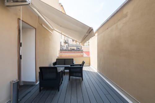 Terrazza soleggiata con tavolo da pranzo e sedie presso il bed and breakfast Centrale Bologna, Bologna Italia