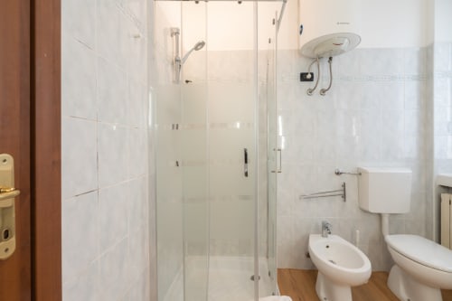 Bagno moderno con doccia in vetro, bidet, toilette e lavandino presso il Centrale Bologna BnB a Bologna, Italia