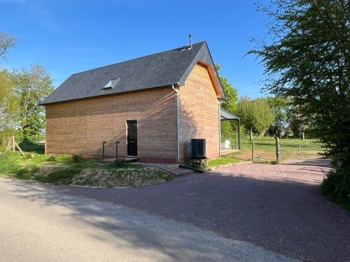 Le p'tit verger cottage au Verger en Auge, façade en brique, toit sombre et vue sur le jardin en Normandie