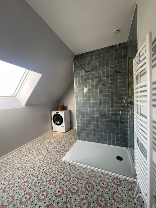 Salle de bain moderne du gîte Le p'tit verger à Le Verger en Auge avec douche italienne, lave-linge et carrelage à motifs