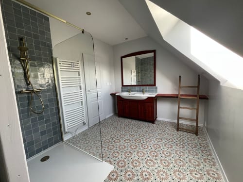 Salle de bains ensuite moderne du cottage Le p'tit verger à Le Verger en Auge avec douche à l'italienne, vasque noire et carrelage géométrique