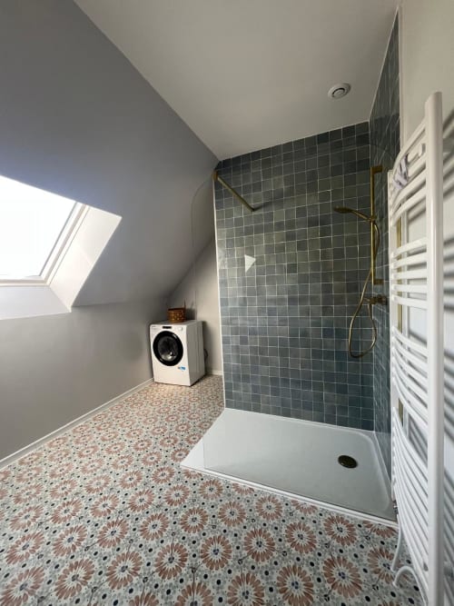 Salle de bain moderne avec douche en ardoise, carrelage motifs décoratifs, lave-linge et puits de lumière au Verger en Auge