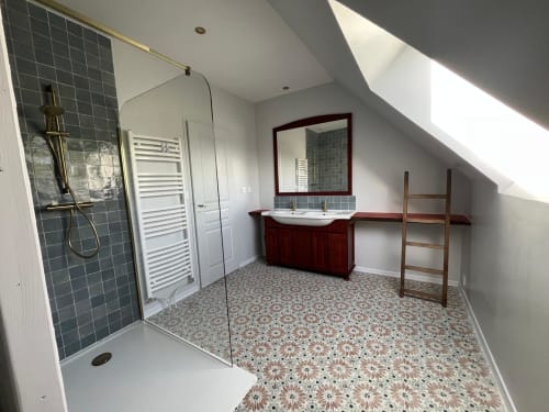 Salle de bains moderne sous les toits du cottage Le Verger en Auge avec douche à l'italienne, meuble vasque en bois foncé et carrelage décoratif