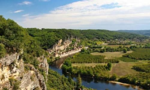 Vallée fluviale pittoresque avec falaises calcaires et prairies verdoyantes près de Gîtes Le Pech, Sainte-Foy-de-Longas