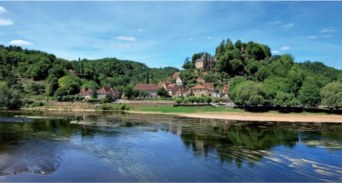 Vue sur la rivière des Gîtes Le Pech à Sainte-Foy-de-Longas avec château et village médiéval