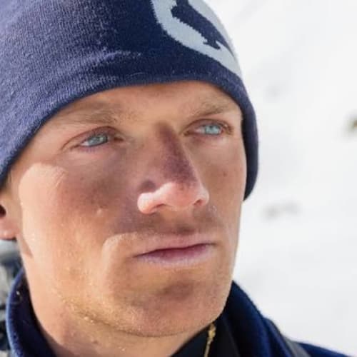 Homme portant un bonnet bleu marine à la maison d'hôtes L'encabanée à Saint-Paul-sur-Ubaye, Alpes françaises