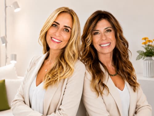 Due donne sorridenti in blazer beige all'hotel Almatros di Sulmona, Italia
