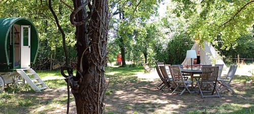Jardin de la cabane glamping aux Tramois B&B à Donzy avec salon extérieur et caravane vintage