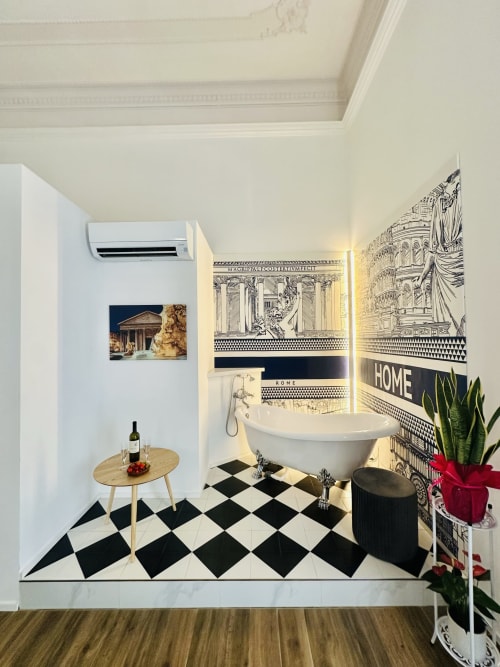 Bagno lussuoso del St Mary Major Loft Roma con vasca indipendente, pavimento con piastrelle bianche e nere, opere d'arte neoclassica e