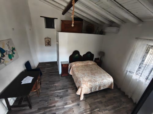 Camera Inzolia presso l'Il Tanaceto B&B a Castiglione di Sicilia, Sicilia con letto, scrivania e vista giardino