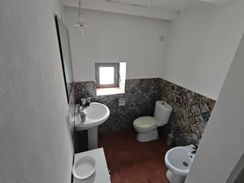 Bagno della camera Inzolia presso Il Tanaceto B&B, Castiglione di Sicilia, con piastrelle decorate, lavandino, WC e luce naturale
