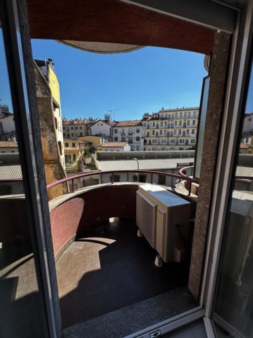 Balcone dello studio presso Muratori Apartments Milano con vista sul paesaggio urbano italiano, edifici storici e cielo azzurro limpido