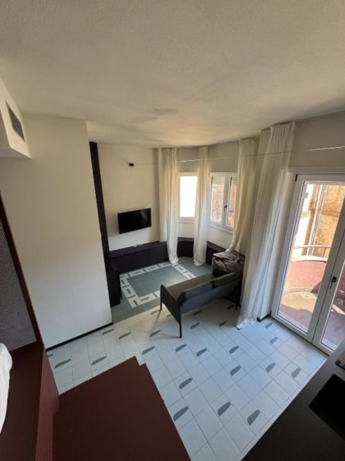 Monolocale presso Muratori Apartments Milano con TV, accesso al balcone, arredamento moderno e pavimenti in piastrelle