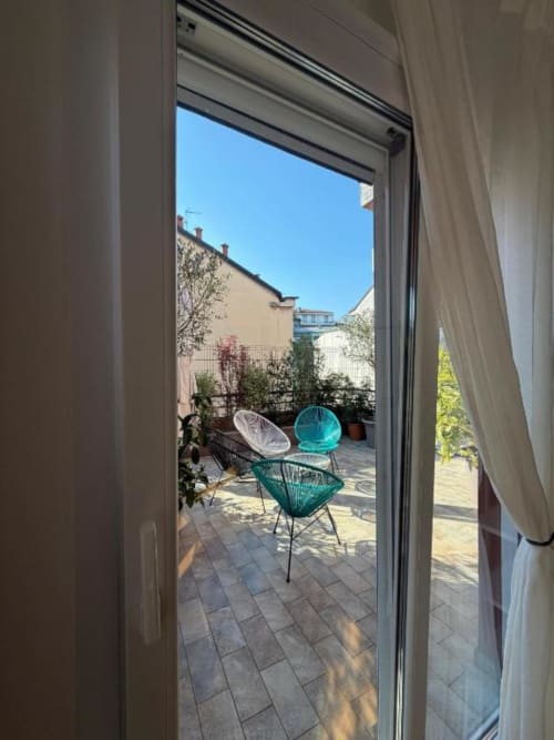 Terrazza moderna degli Apartamenti Muratori Milano con arredi contemporanei, piante in vaso e viste sulla città