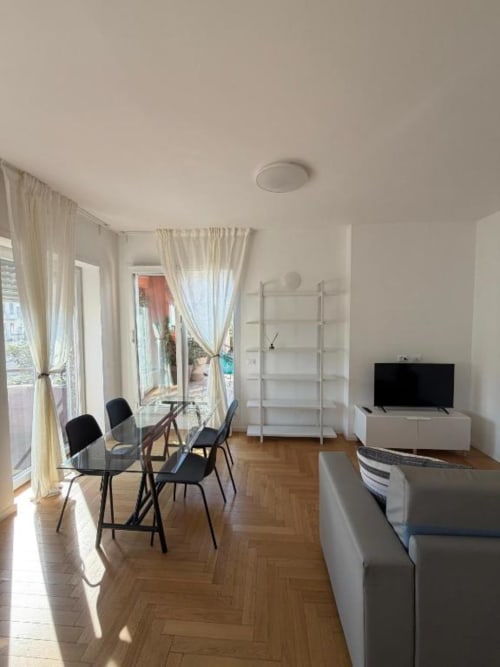 Elegante appartamento con tre camere presso Muratori Apartments Milano, zona living, terrazza e arredamento contemporaneo