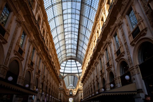 L'elegante portico della Galleria Vittorio Emanuele II con volta in vetro a Milano, vicino agli Apartamenti Muratori