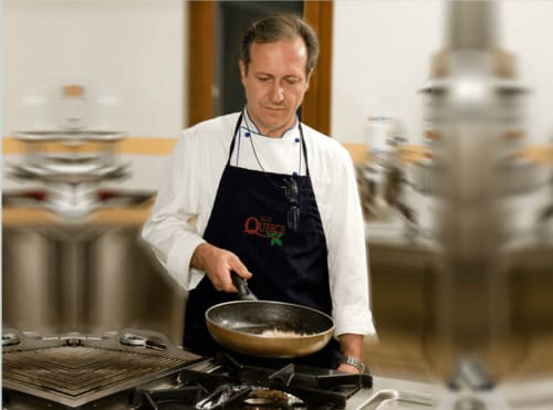 Chef dell'Hotel Ristorante alle Querce di Castelbuono che prepara un piatto in cucina professionale