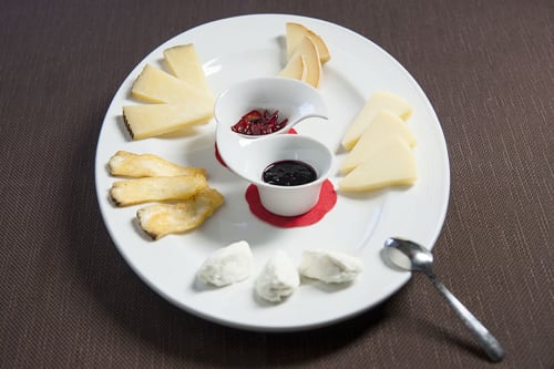 Raffinato tagliere di formaggi e salumi italiani con confetture all'Hotel Ristorante alle Querce, Castelbuono