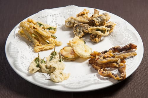 Assortimento di verdure fritte in tempura e stuzzichini di pesce presso l'Hotel Ristorante alle Querce, Castelbuono