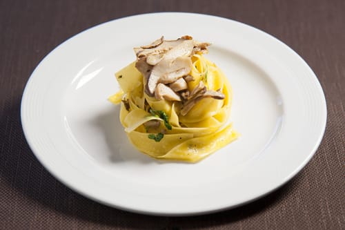 Tagliatelle con funghi trifolati all'Hotel Ristorante alle Querce di Castelbuono, Italia