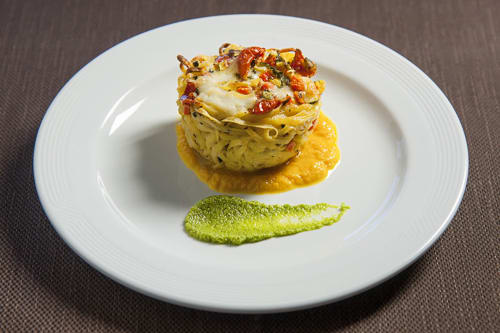 Elegante piatto di pasta con salsa allo zafferano e guarnizioni fresche all'Hotel Ristorante alle Querce di Castelbuono
