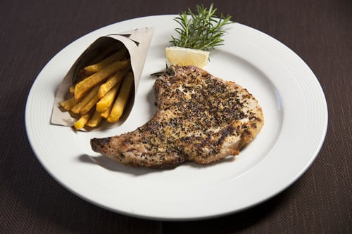Bistecca con crosta di erbe, patatine fritte e limone all'Hotel Ristorante alle Querce, Castelbuono