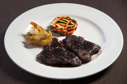 Bistecca alla griglia con patate arrostite e verdure miste all'Hotel Ristorante alle Querce, Castelbuono