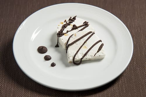 Elegante dessert al cioccolato bianco con drizzle al Hotel Ristorante alle Querce, Castelbuono