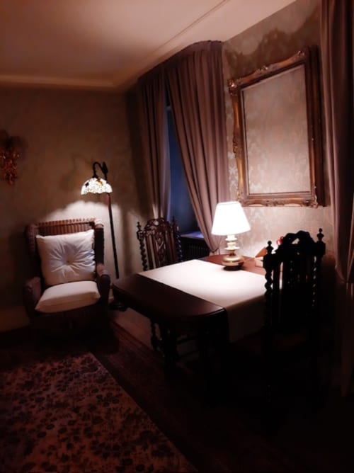 Chambre élégante à La Maison Oubliée avec bureau vintage, mobilier d'époque et éclairage chaleureux à Goetzenbruck