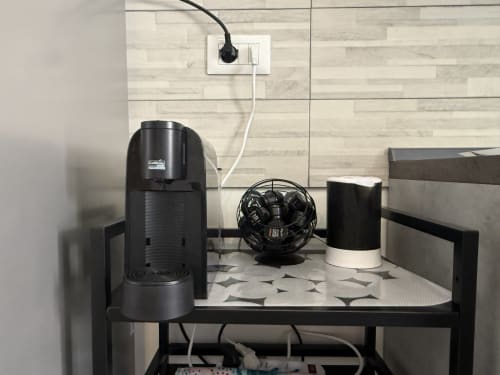 Macchina da caffè e piccoli elettrodomestici su mensola a Castelli Apartments, Albano Laziale