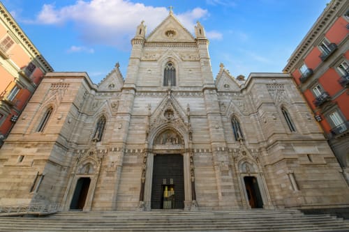 Facciata storica della cattedrale a Napoli vicino alla struttura ricettiva Darna Rooms