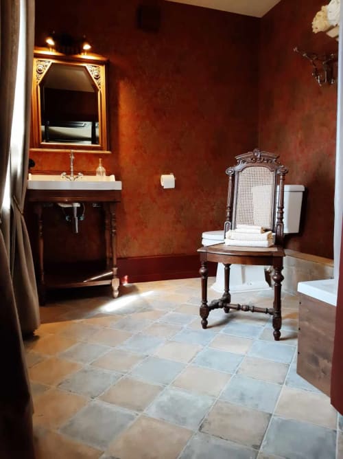 Salle de bain luxueuse couleur bourgogne à La Maison Oubliée de Goetzenbruck, avec miroir orné et vanité en bois