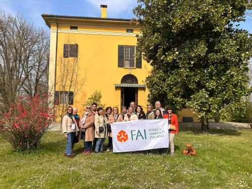 Gruppo che sostiene il banner FAI davanti al Palazzo Bonfiglioli giallo, San Giovanni in Persiceto