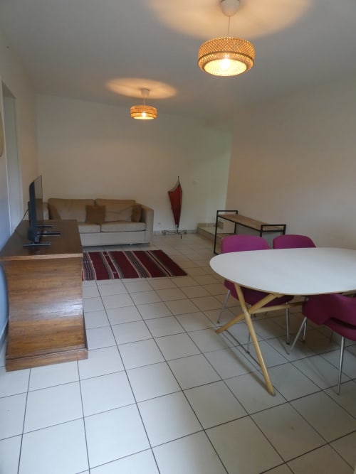 Salon moderne du Sci Ludji Nanterre avec table à manger, canapé et vue sur le jardin