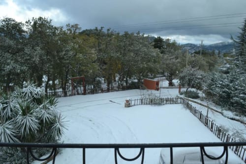 Terrazza innevata dell'Hotel Ristorante alle Querce a Castelbuono con vista sulle montagne