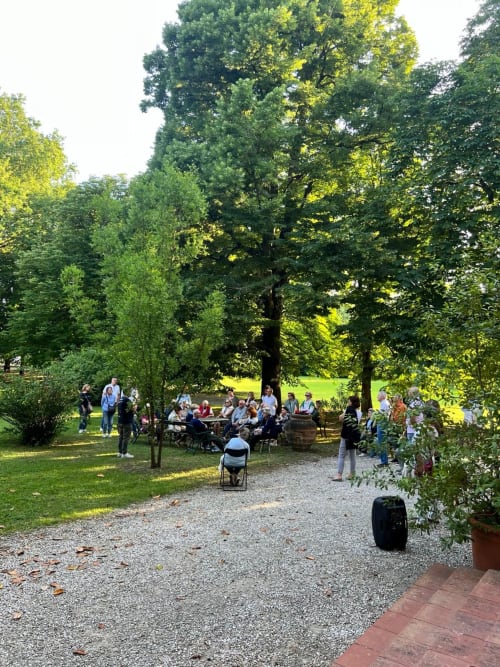 Ricevimento nel giardino di Palazzo Bonfiglioli a San Giovanni in Persiceto, ospiti seduti sotto alberi maestosi