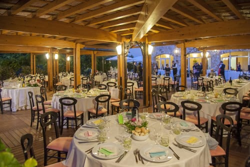 Elegante padiglione per cene all'aperto all'Hotel Ristorante alle Querce a Castelbuono con tavoli bianchi e mise en place