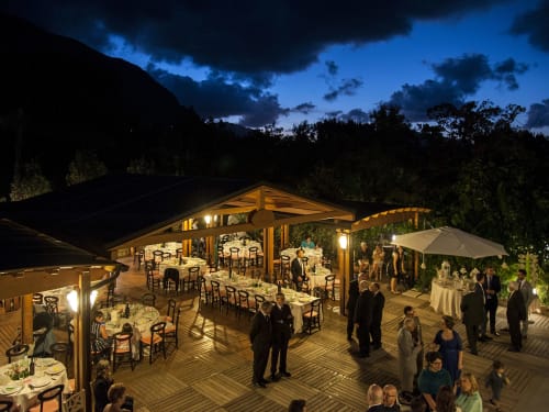 Cena serale all'aperto presso l'Hotel Ristorante alle Querce a Castelbuono, con terrazza illuminata e ospiti