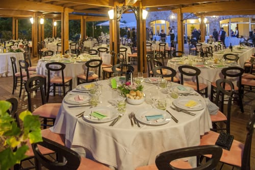 Elegante sala da pranzo dell'Hotel Ristorante alle Querce di Castelbuono con tavoli rotondi e raffinati coperto formale