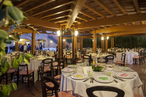 Elegante padiglione da pranzo all'aperto all'Hotel Ristorante alle Querce di Castelbuono con tovaglie bianche e travi in legno
