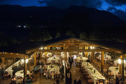 Terrazza serale dell'Hotel Ristorante alle Querce a Castelbuono con struttura in legno illuminata e vista sulle montagne