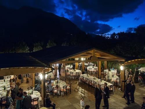 Cena all'aperto serale presso Hotel Ristorante alle Querce a Castelbuono con vista montagna